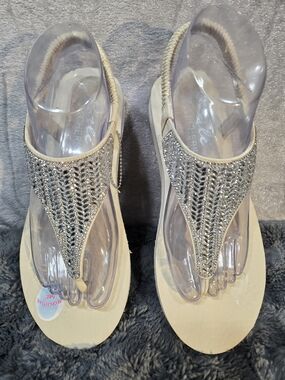 Skechers Women’s Sz 8 Yoga Meditation Glamour Beige Rhinestone Y-strap Sandals